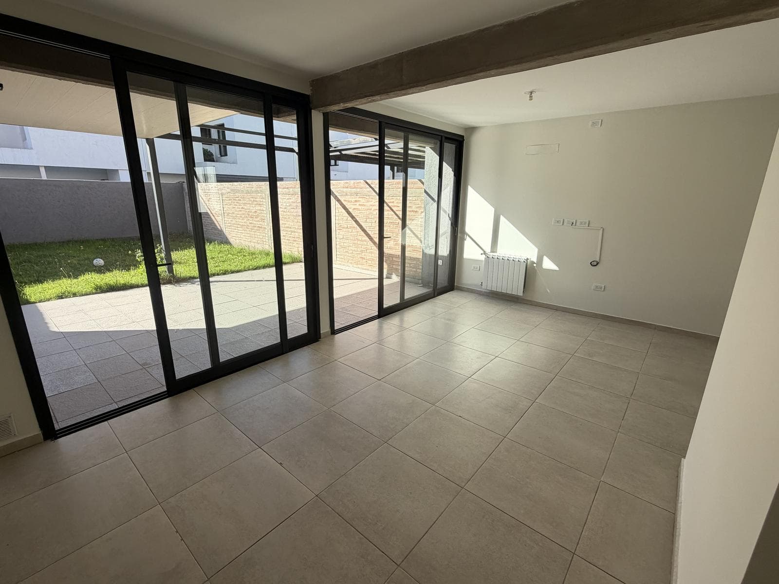 Rental in Cañuelas Chico | 3-bedroom duplex with a patio, barbecue, and central heating