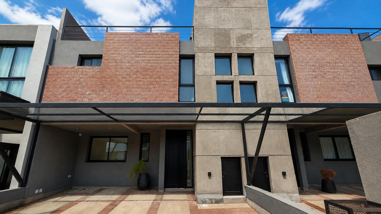 Rental in Cañuelas Chico | 3-bedroom duplex with a patio, barbecue, and central heating