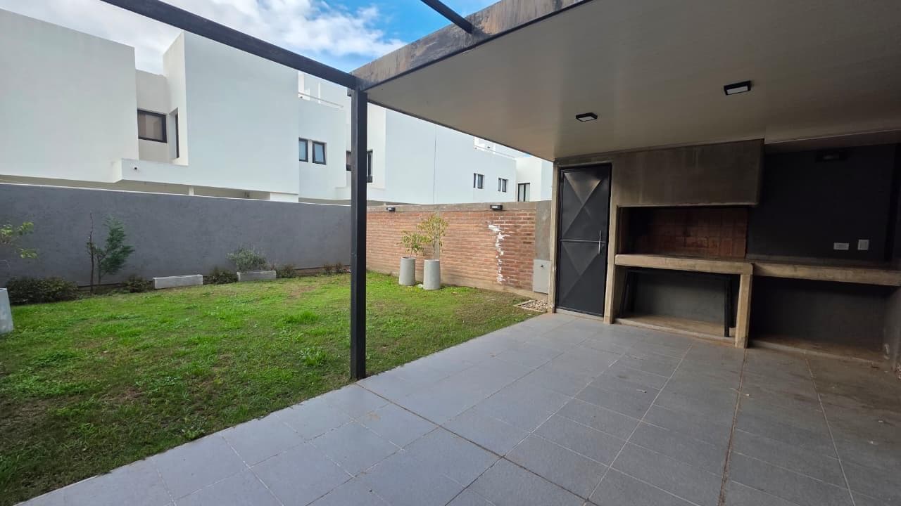 Rental in Cañuelas Chico | 3-bedroom duplex with a patio, barbecue, and central heating