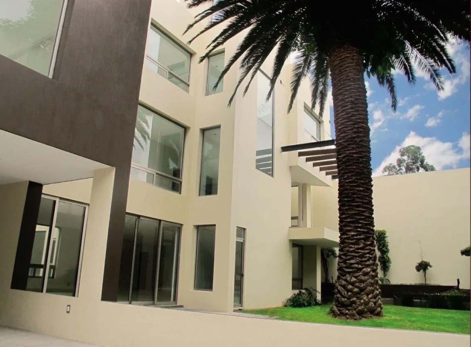 HOUSE FOR SALE IN JARDINES DEL PEDREGAL: 4 BEDROOMS, GARDEN, ROOFTOP, SECURITY SYSTEM