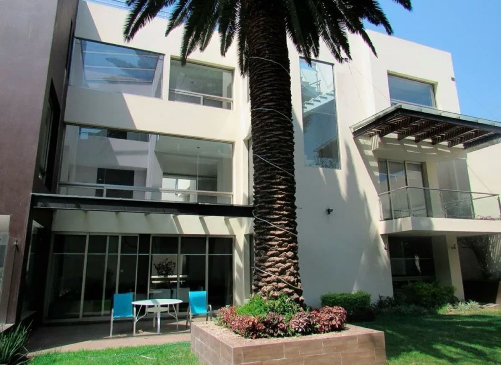 HOUSE FOR SALE IN JARDINES DEL PEDREGAL: 4 BEDROOMS, GARDEN, ROOFTOP, SECURITY SYSTEM