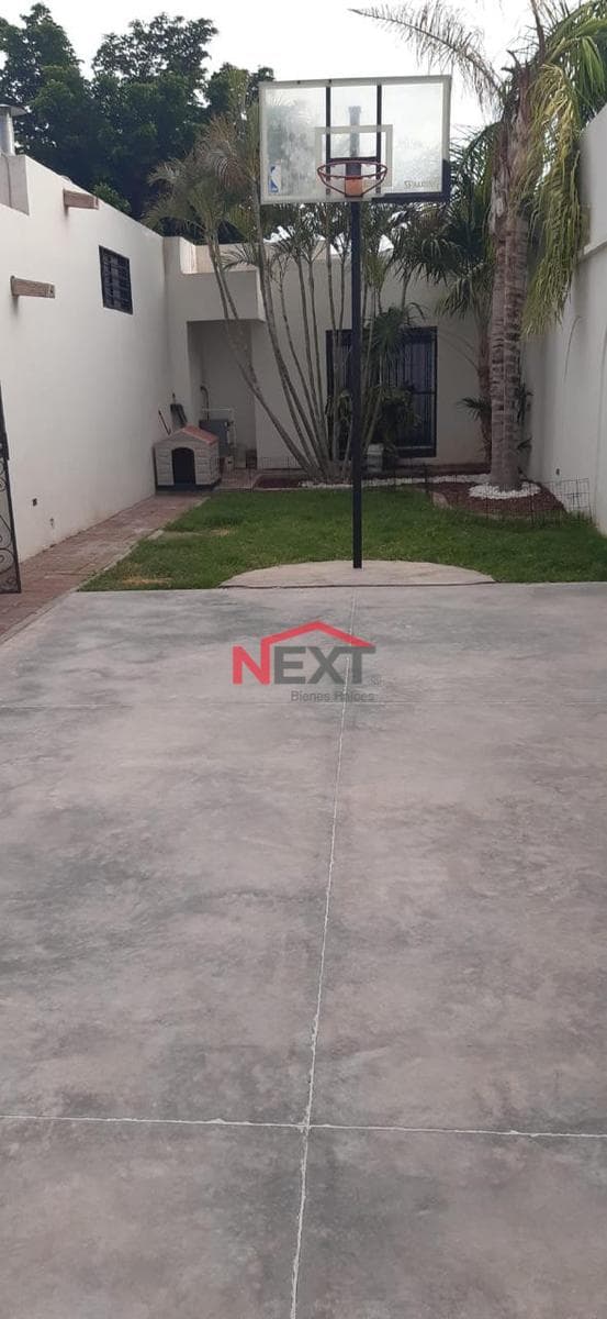 HOUSE FOR SALE LOCATED IN COL. DEL VALLE