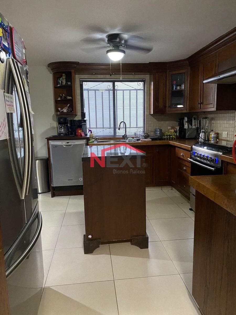 HOUSE FOR SALE LOCATED IN COL. DEL VALLE