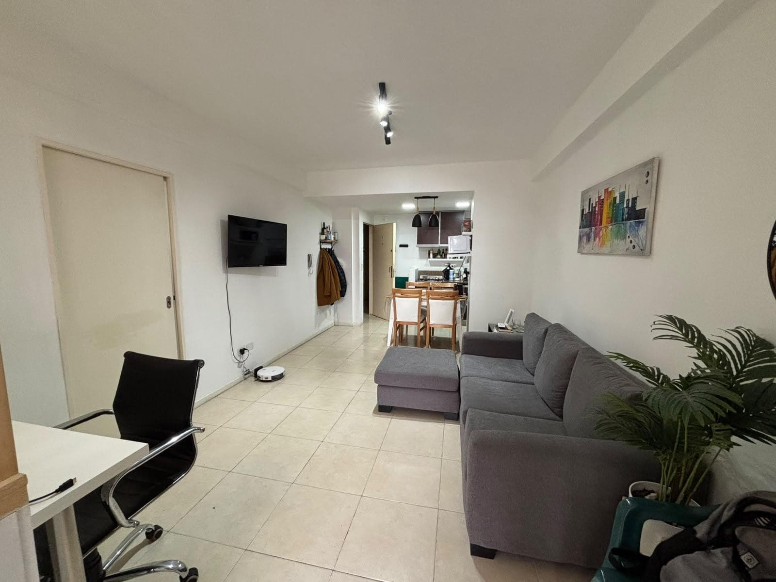 Spacious studio apartment with amenities