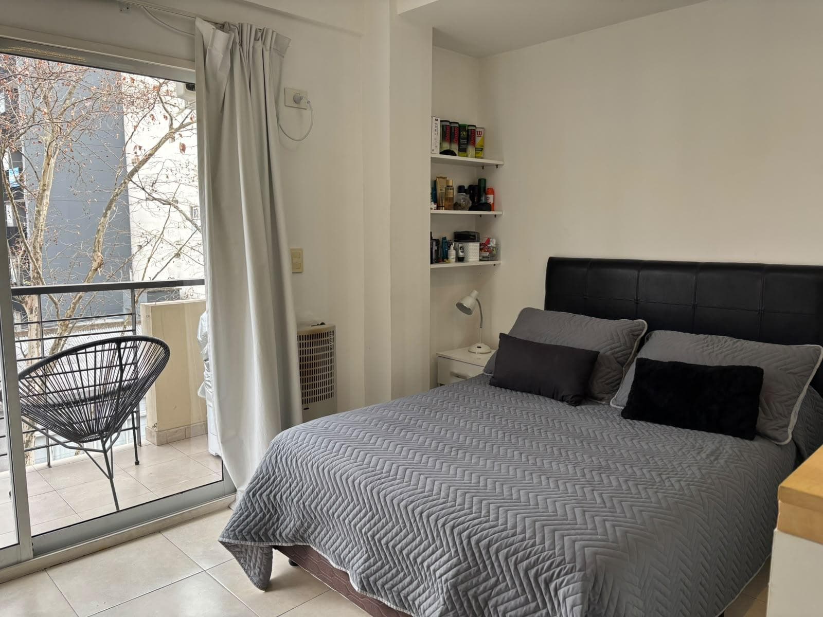 Spacious studio apartment with amenities