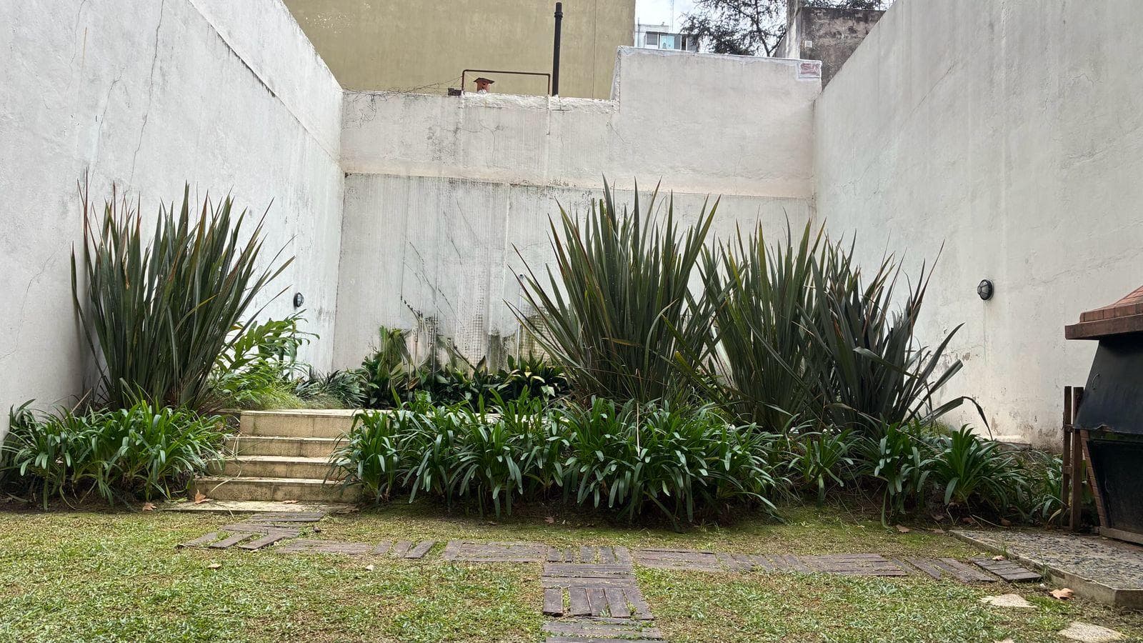 Spacious studio apartment with amenities