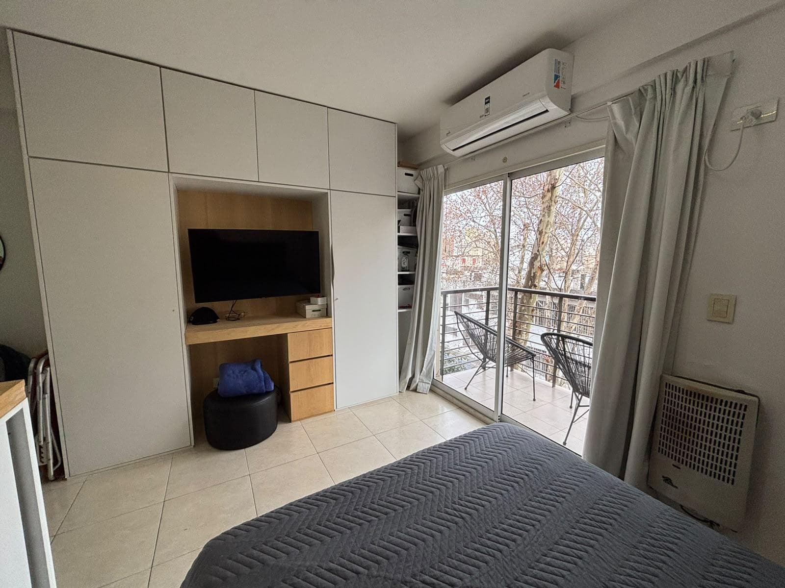 Spacious studio apartment with amenities