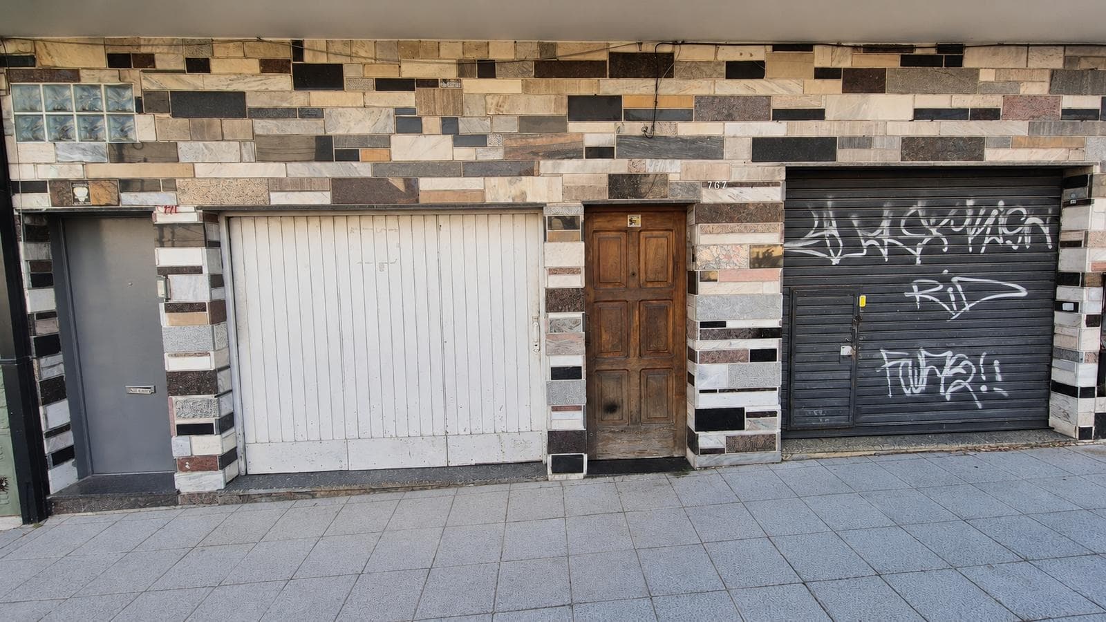 3-ROOM APARTMENT FOR SALE IN BERNAL OESTE, WITH A GARAGE AND A STOREFRONT.