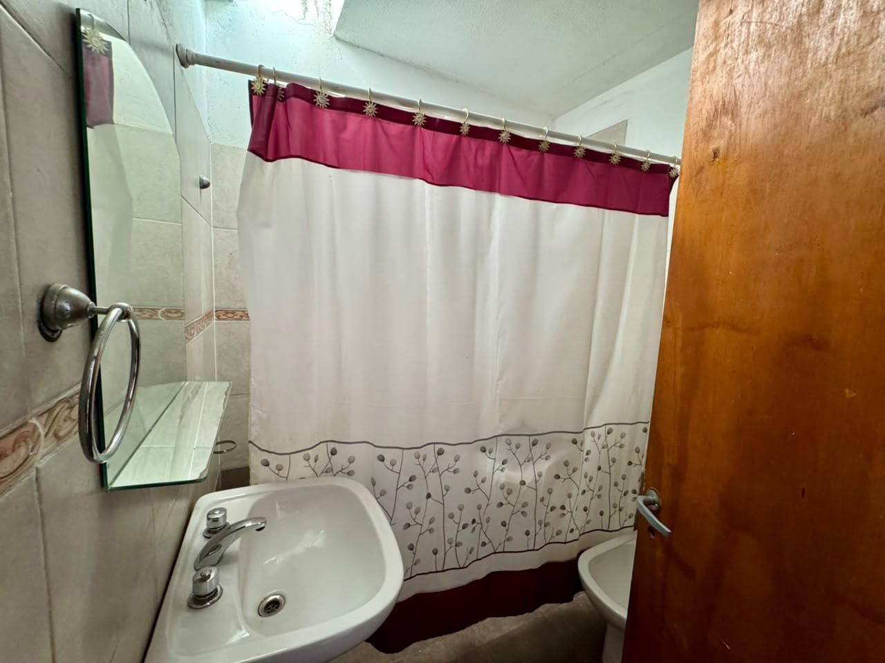 FOR SALE: HOUSE IN CENTRAL AMERICA—3 BEDROOMS WITH A 1-BEDROOM APARTMENT