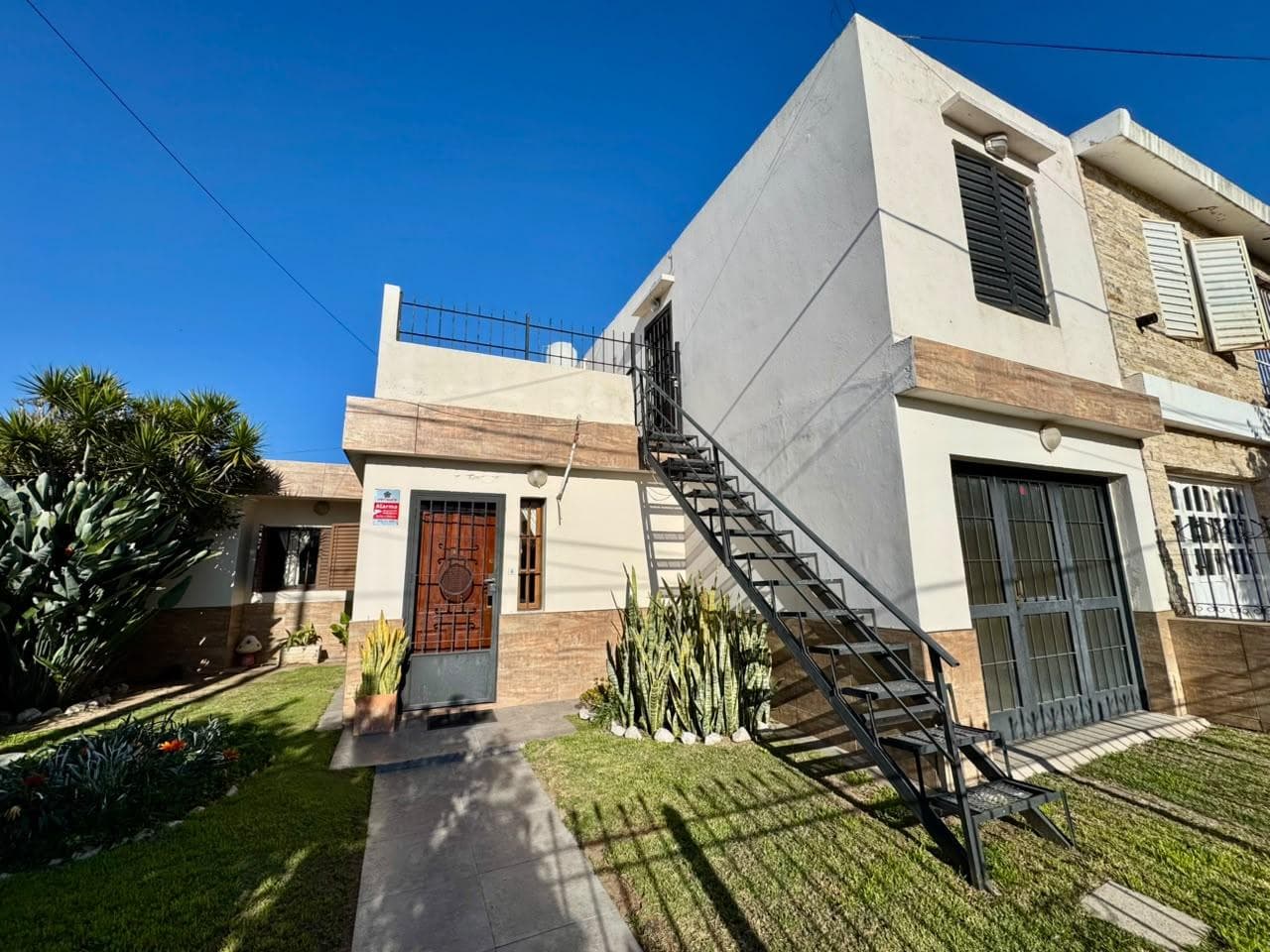 FOR SALE: HOUSE IN CENTRAL AMERICA—3 BEDROOMS WITH A 1-BEDROOM APARTMENT