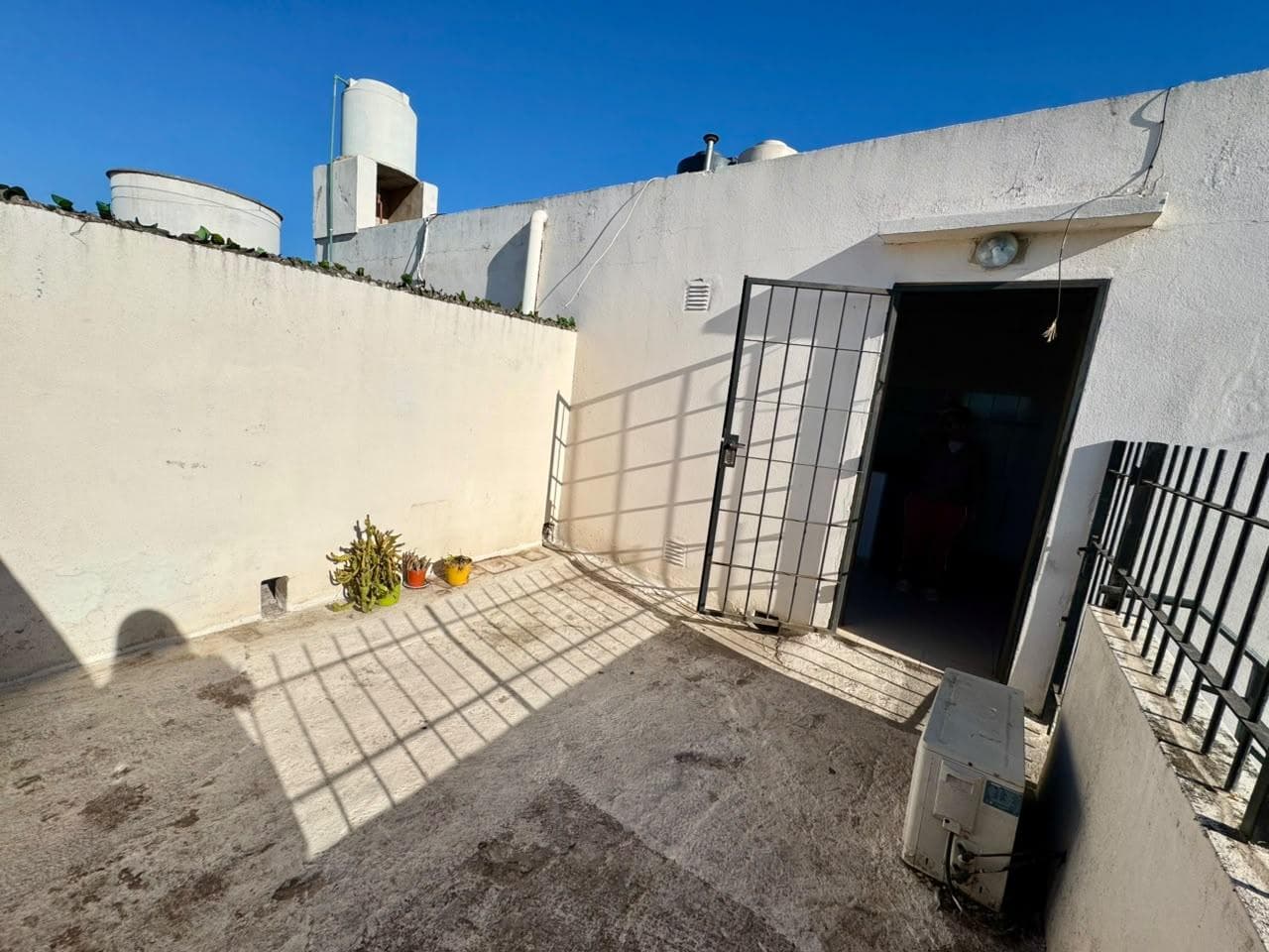 FOR SALE: HOUSE IN CENTRAL AMERICA—3 BEDROOMS WITH A 1-BEDROOM APARTMENT