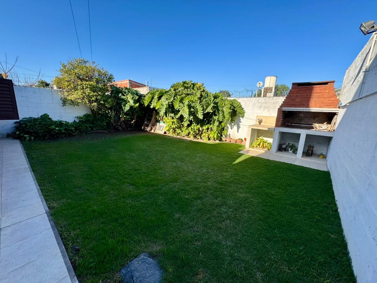FOR SALE: HOUSE IN CENTRAL AMERICA—3 BEDROOMS WITH A 1-BEDROOM APARTMENT