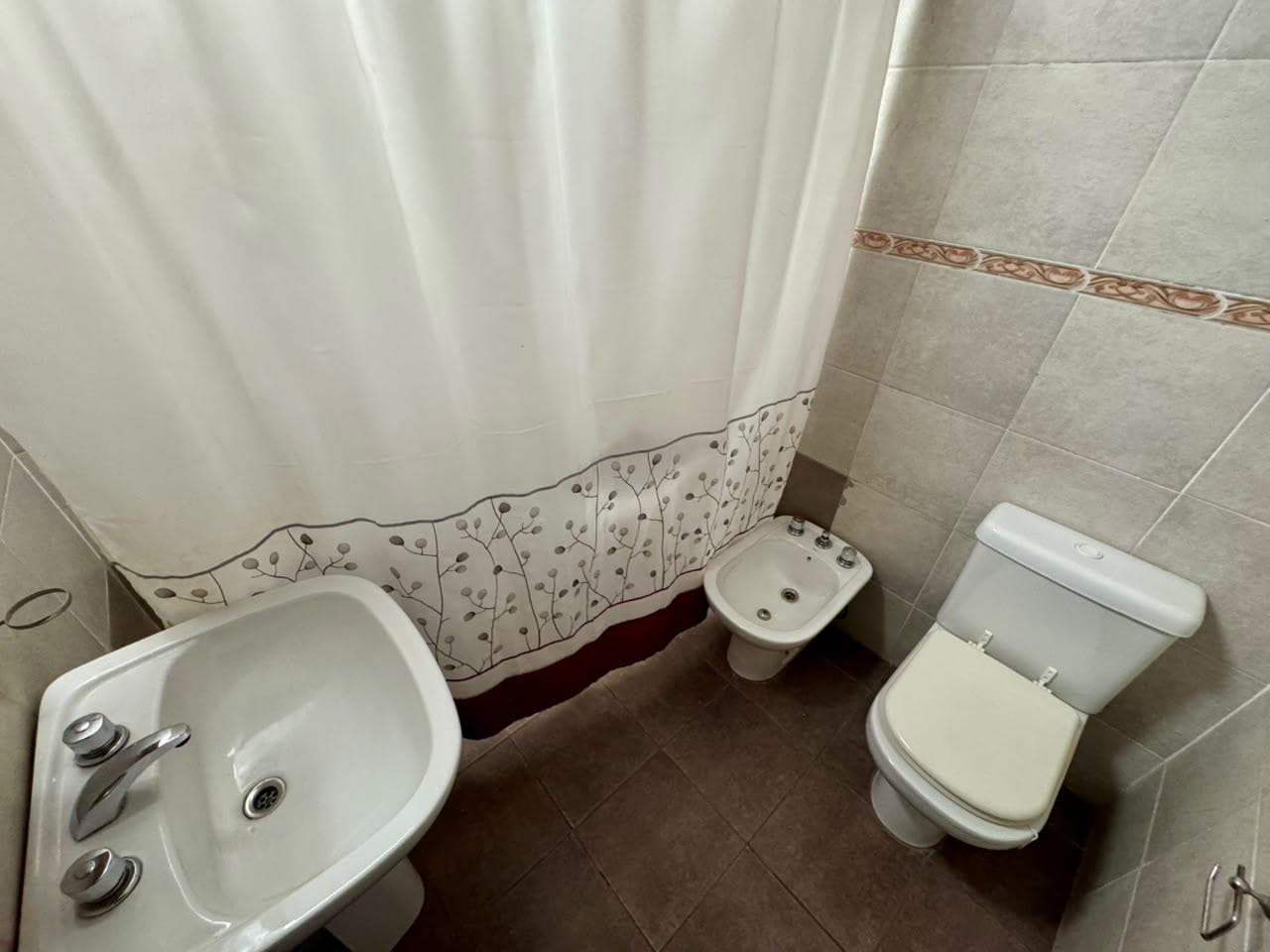 FOR SALE: HOUSE IN CENTRAL AMERICA—3 BEDROOMS WITH A 1-BEDROOM APARTMENT