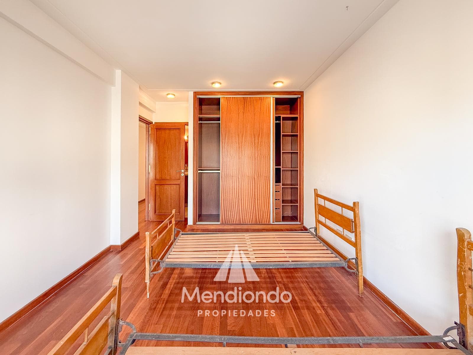 High-end 3-bedroom duplex with 2 parking spaces and a storage room in Plaza Mitre.