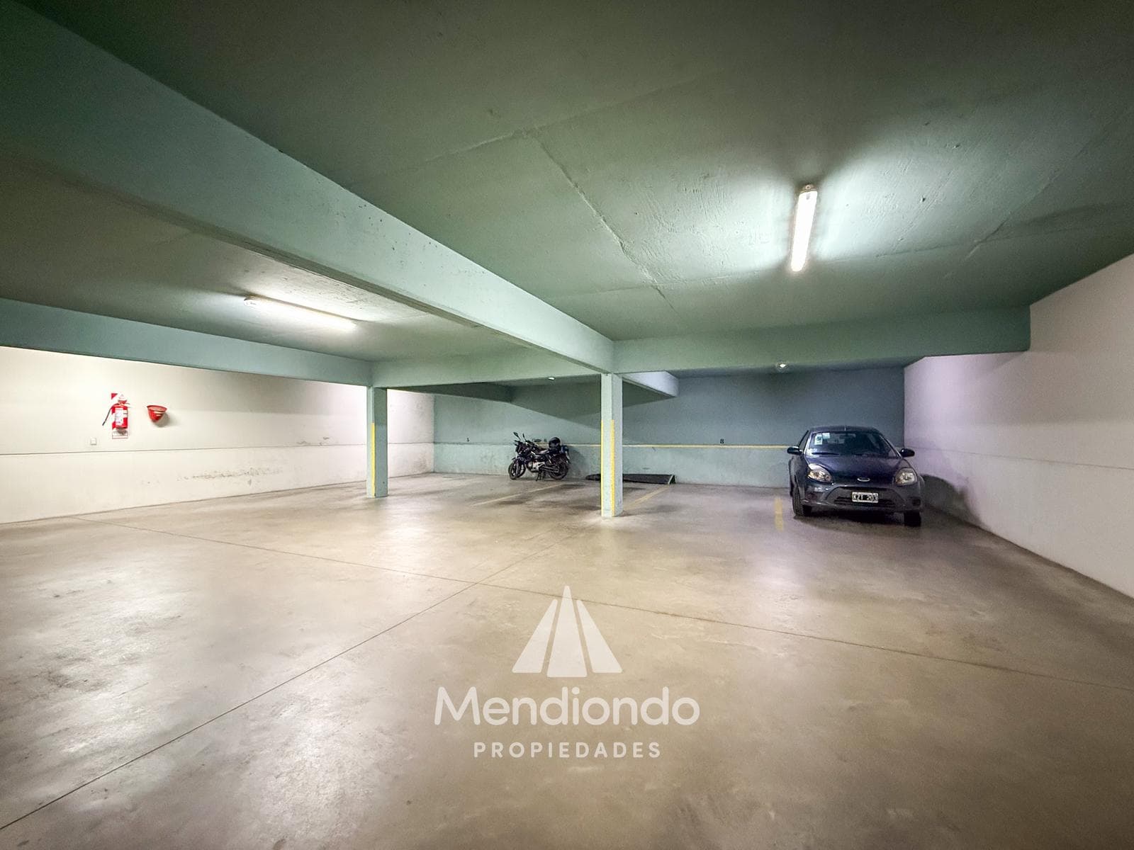 High-end 3-bedroom duplex with 2 parking spaces and a storage room in Plaza Mitre.