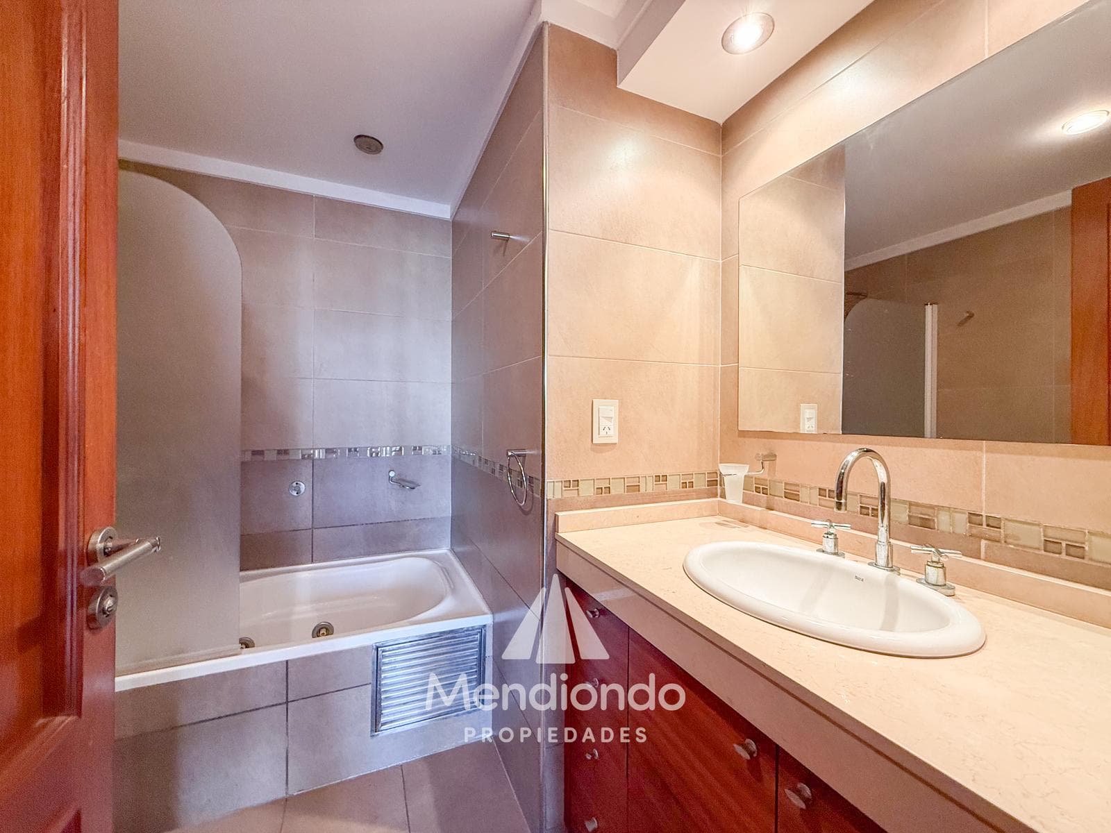 High-end 3-bedroom duplex with 2 parking spaces and a storage room in Plaza Mitre.