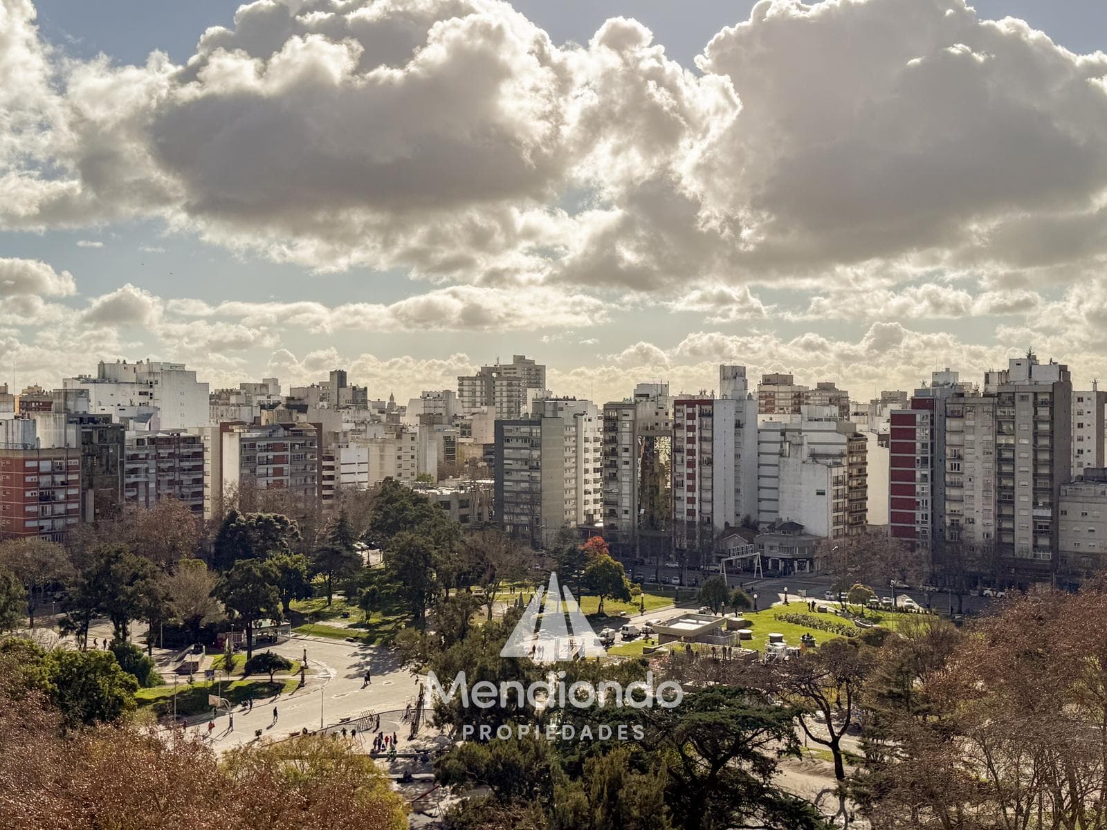 High-end 3-bedroom duplex with 2 parking spaces and a storage room in Plaza Mitre.