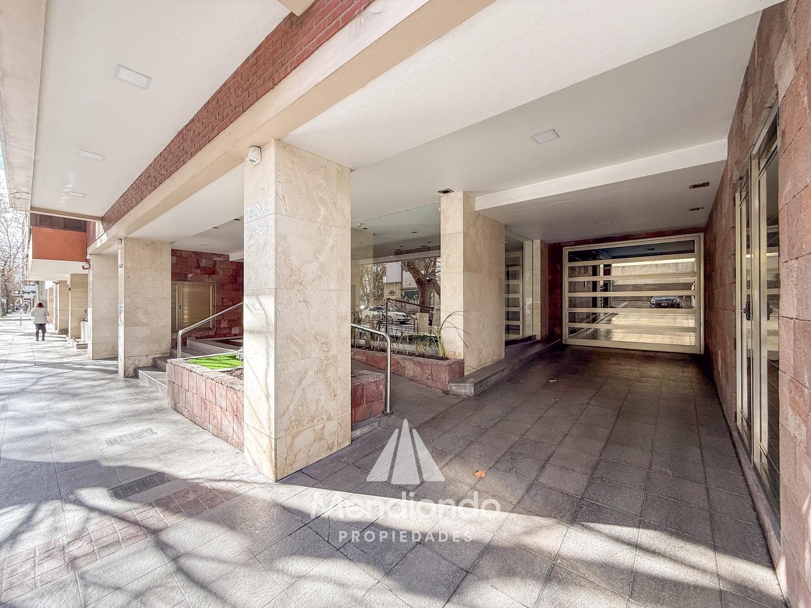 High-end 3-bedroom duplex with 2 parking spaces and a storage room in Plaza Mitre.