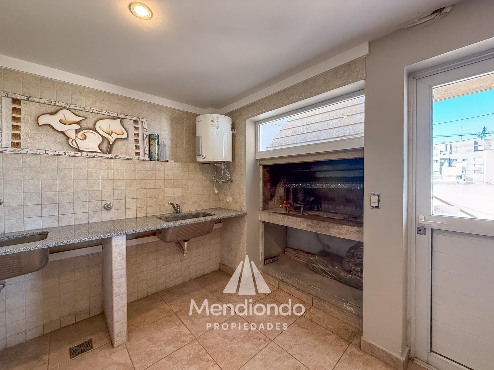 High-end 3-bedroom duplex with 2 parking spaces and a storage room in Plaza Mitre.