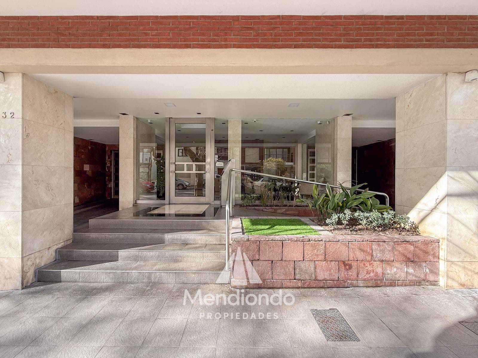 High-end 3-bedroom duplex with 2 parking spaces and a storage room in Plaza Mitre.