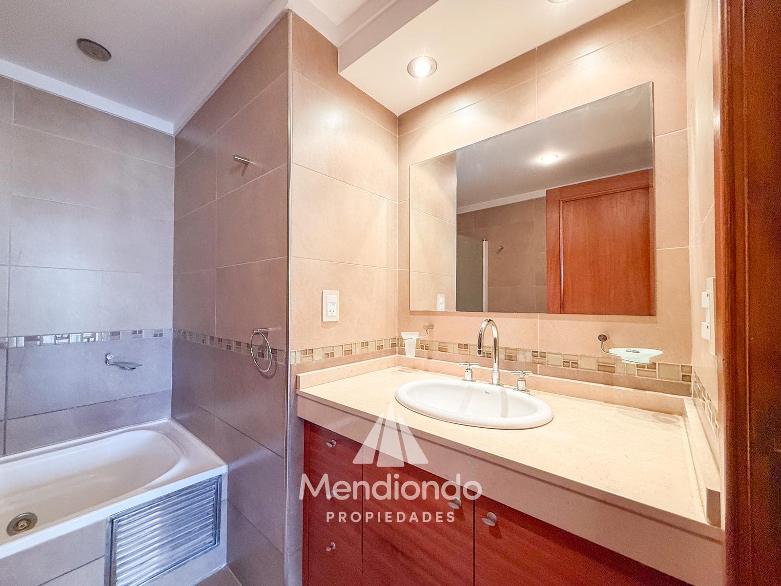 High-end 3-bedroom duplex with 2 parking spaces and a storage room in Plaza Mitre.