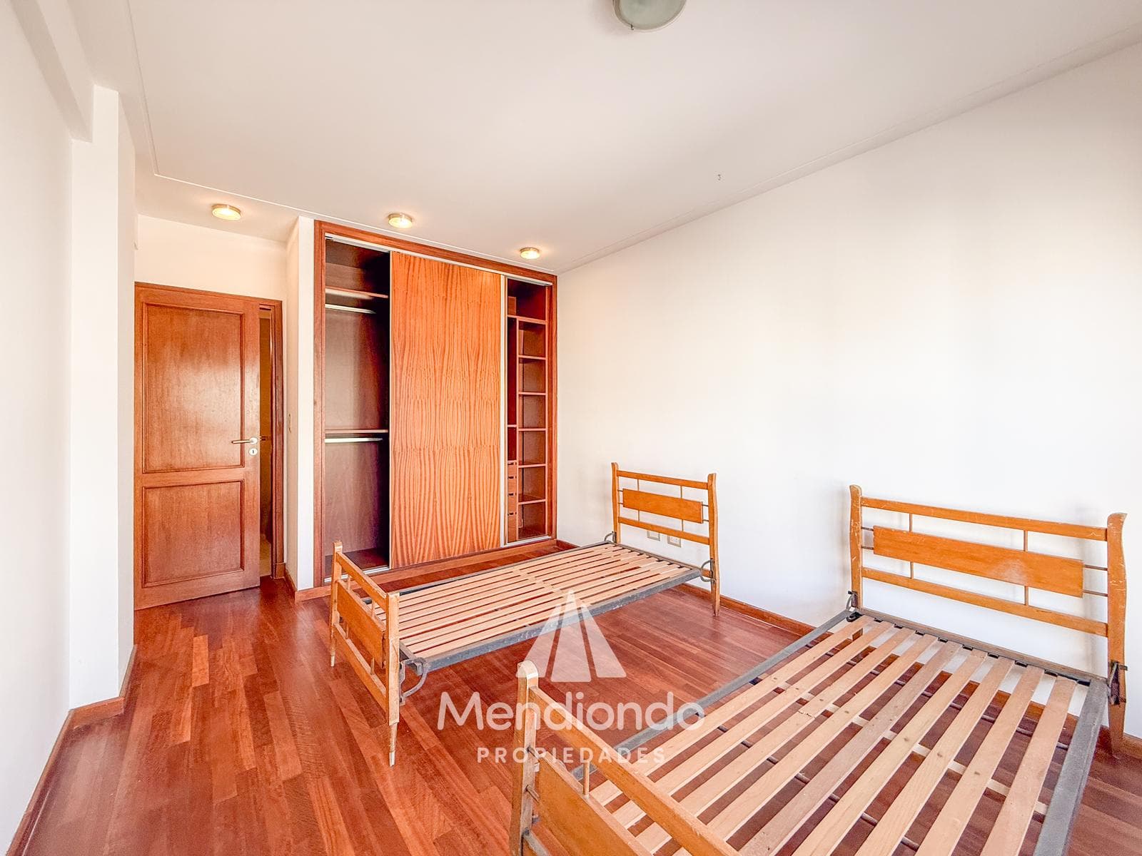 High-end 3-bedroom duplex with 2 parking spaces and a storage room in Plaza Mitre.