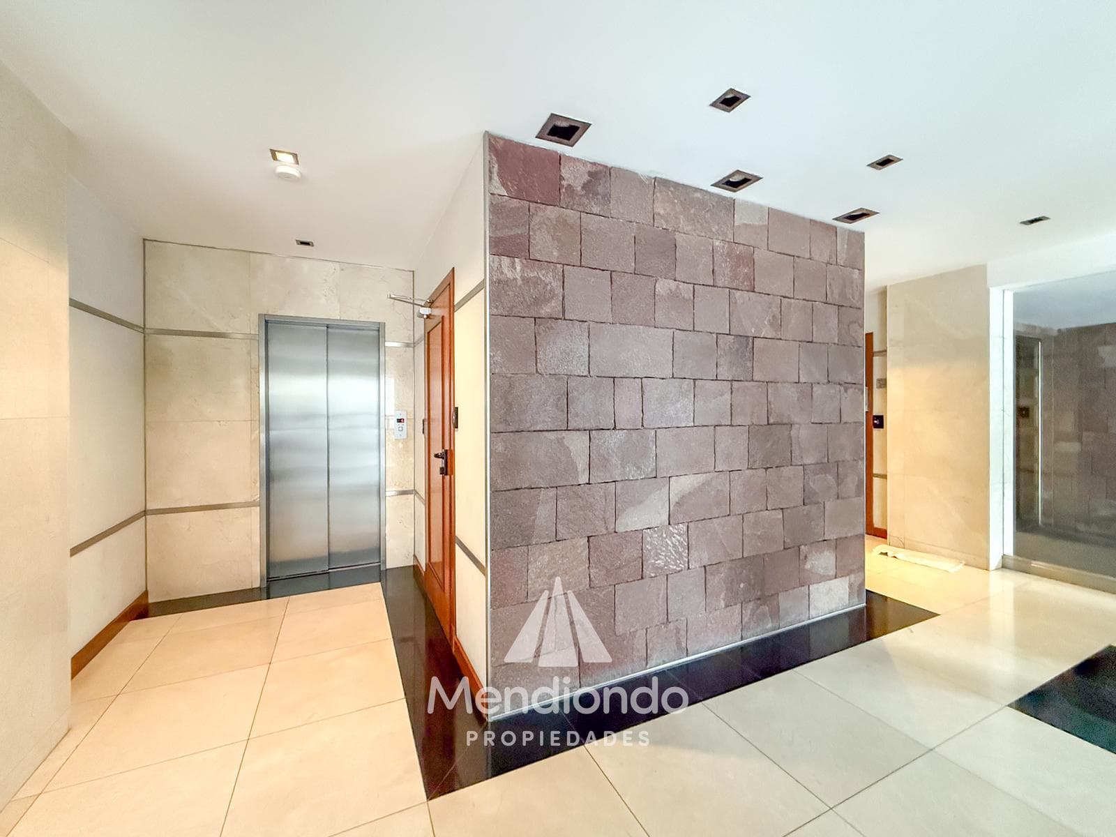 High-end 3-bedroom duplex with 2 parking spaces and a storage room in Plaza Mitre.