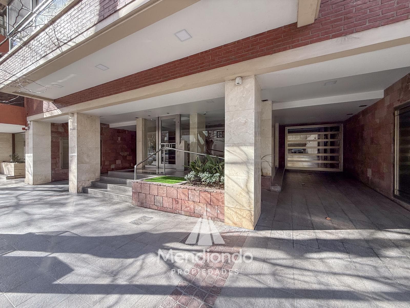 High-end 3-bedroom duplex with 2 parking spaces and a storage room in Plaza Mitre.