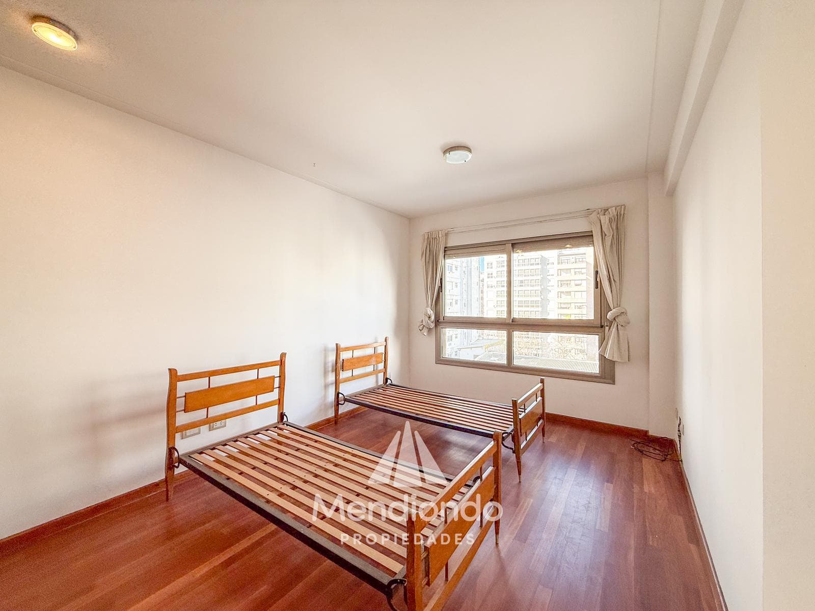 High-end 3-bedroom duplex with 2 parking spaces and a storage room in Plaza Mitre.