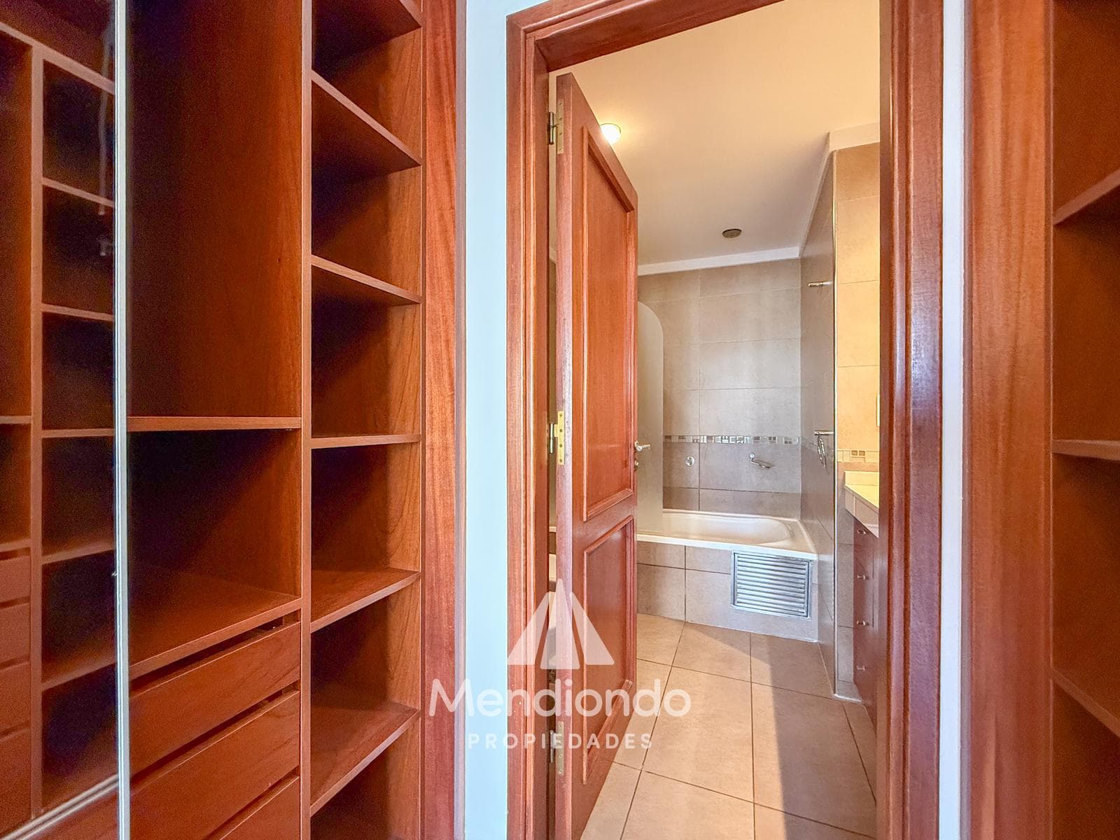 High-end 3-bedroom duplex with 2 parking spaces and a storage room in Plaza Mitre.