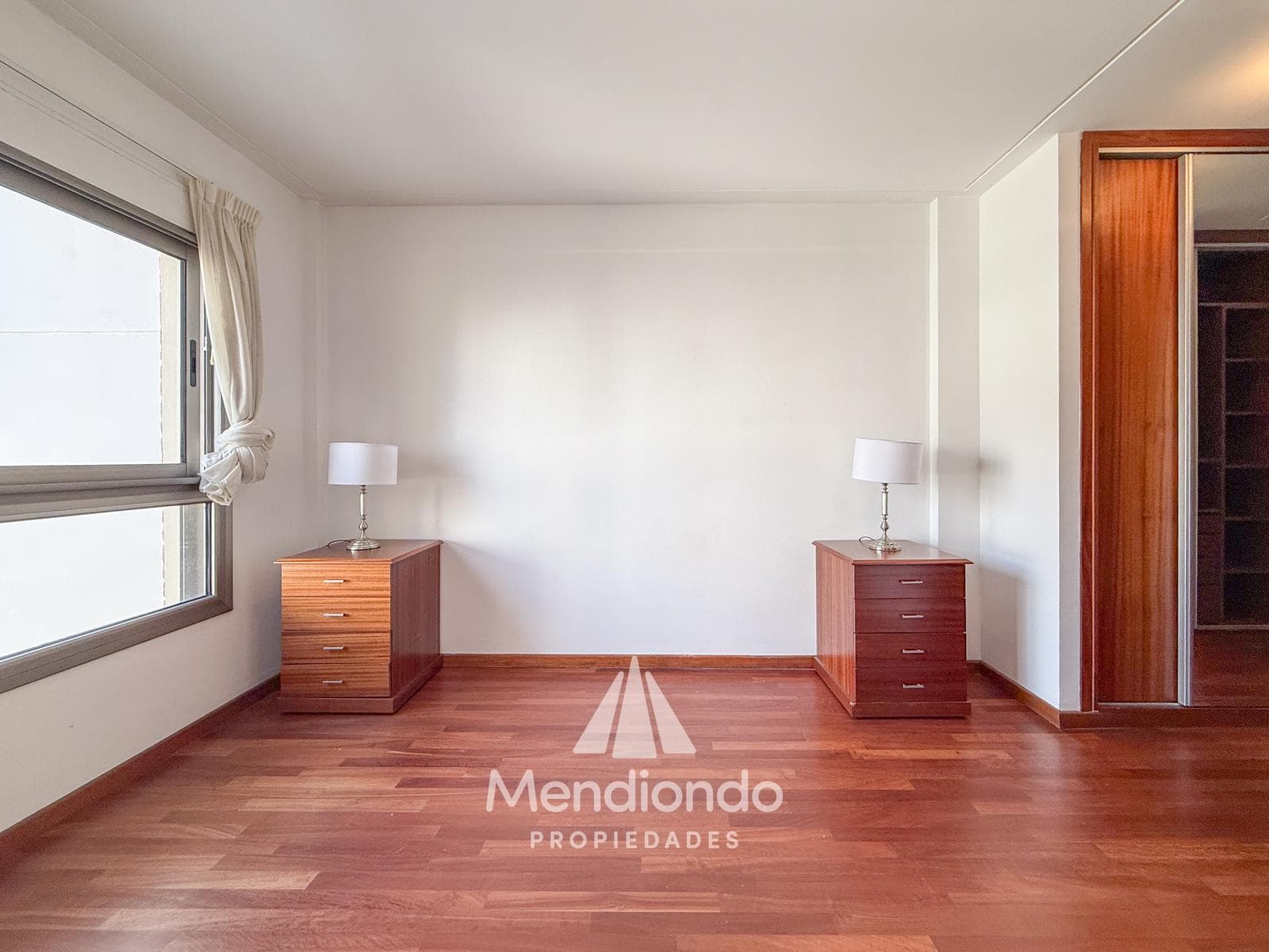 High-end 3-bedroom duplex with 2 parking spaces and a storage room in Plaza Mitre.