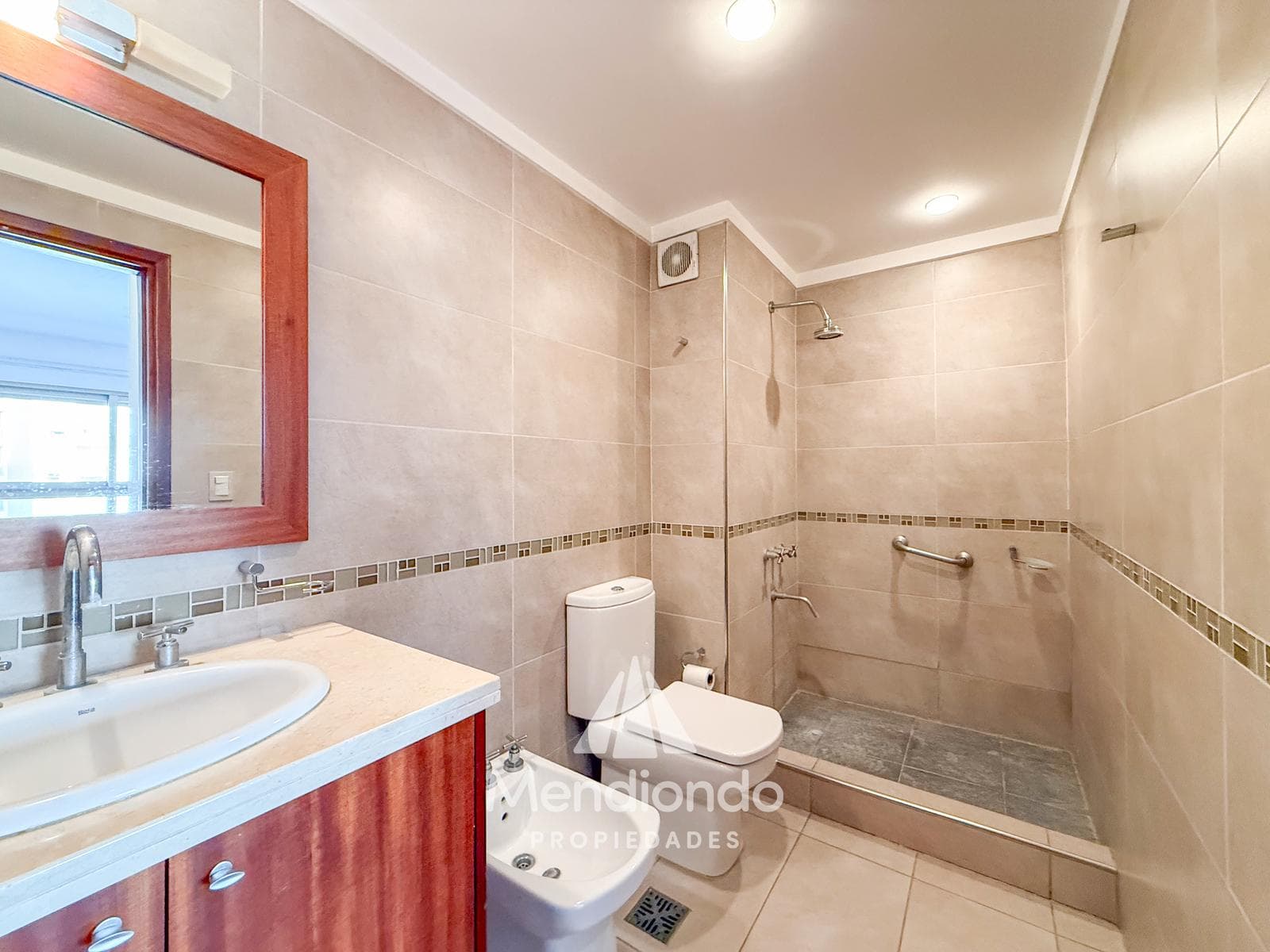 High-end 3-bedroom duplex with 2 parking spaces and a storage room in Plaza Mitre.
