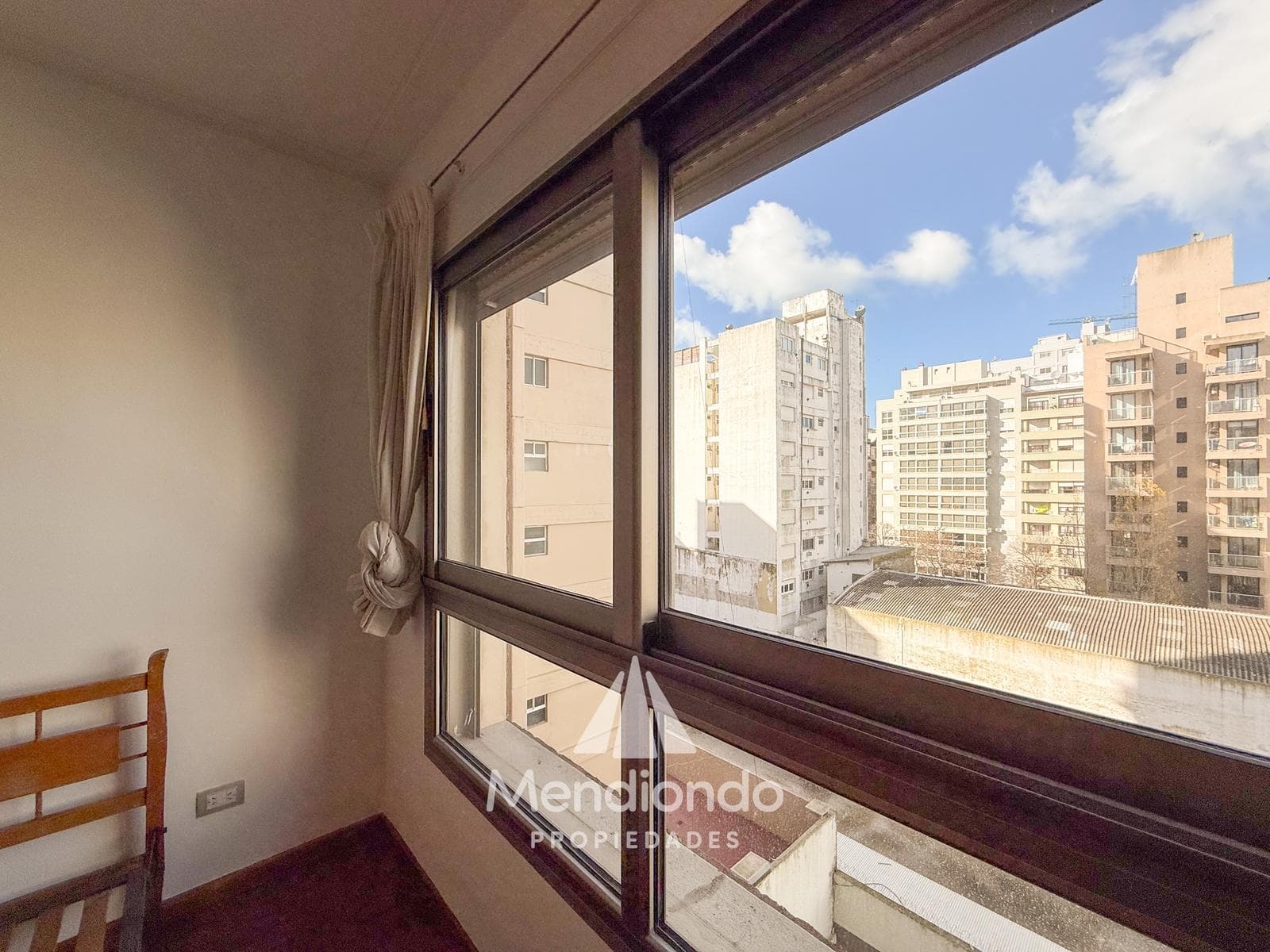 High-end 3-bedroom duplex with 2 parking spaces and a storage room in Plaza Mitre.