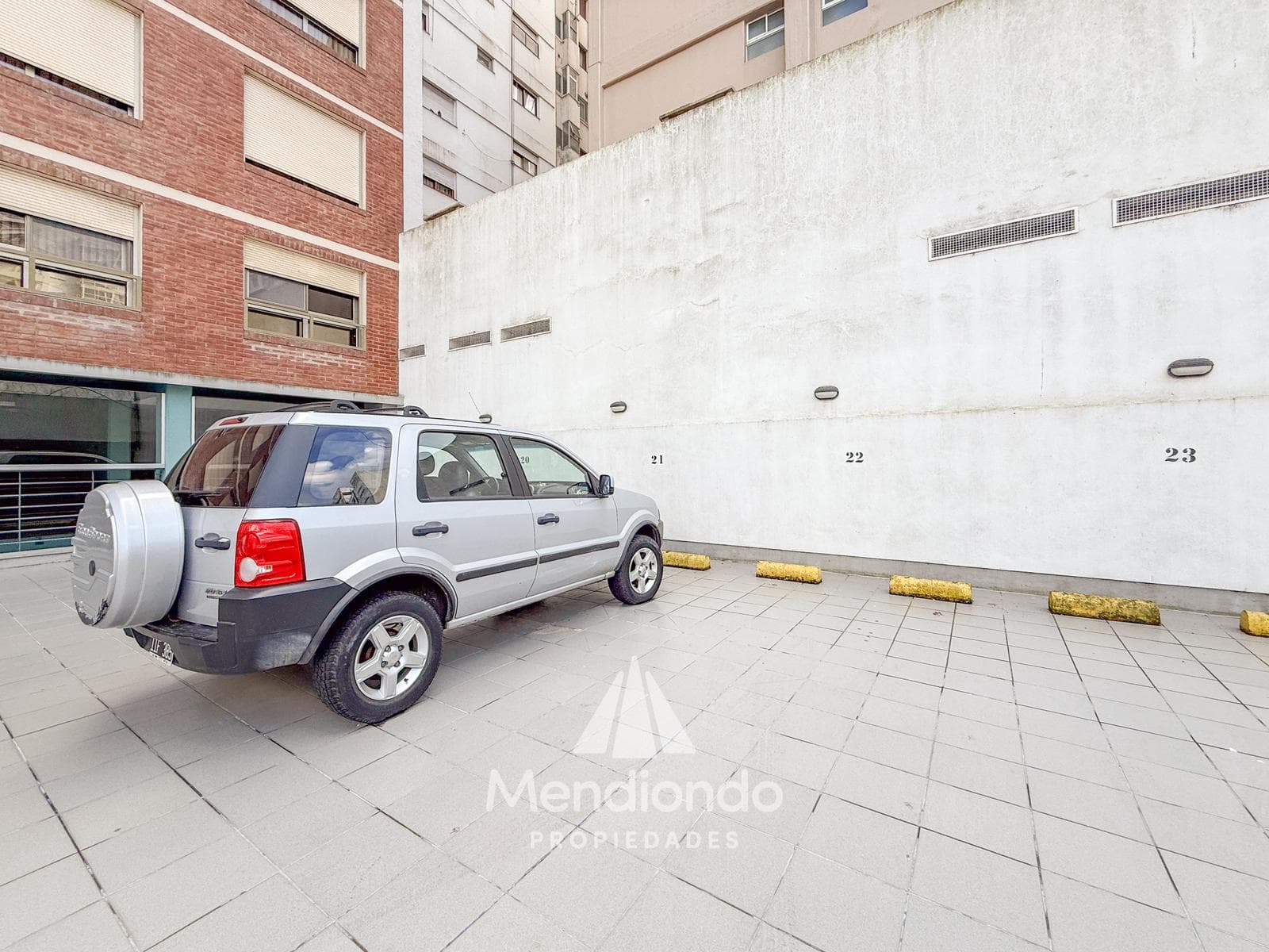 High-end 3-bedroom duplex with 2 parking spaces and a storage room in Plaza Mitre.