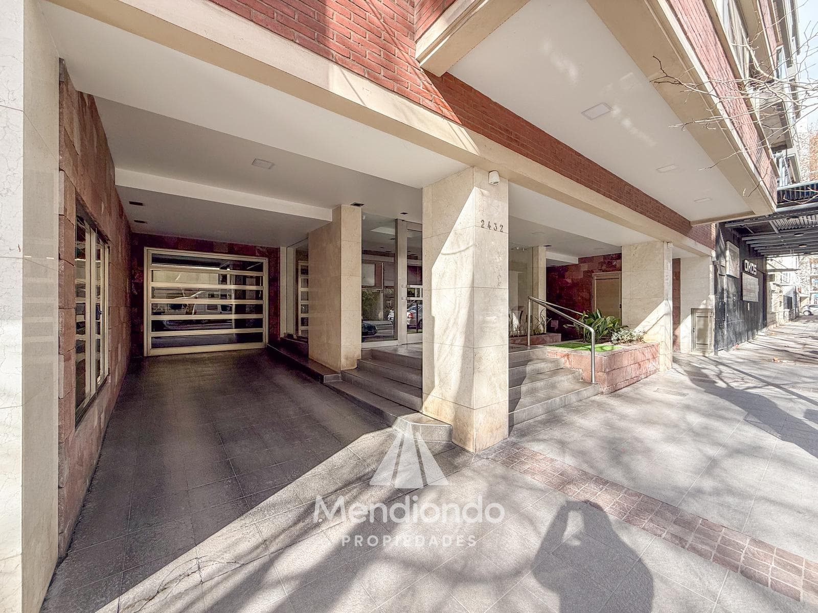 High-end 3-bedroom duplex with 2 parking spaces and a storage room in Plaza Mitre.