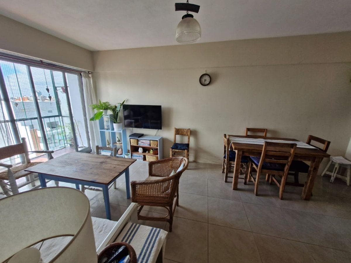 Excellent 4-room apartment facing the street, with a balcony and storage room