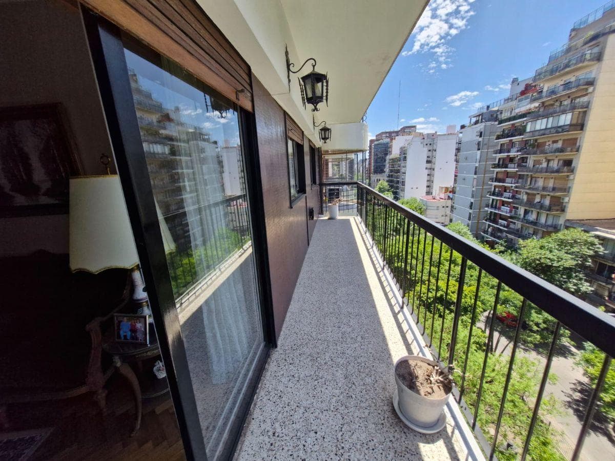 Excellent 3-room apartment with a front-facing bedroom and 2 connected balconies on Boulevard Charcas