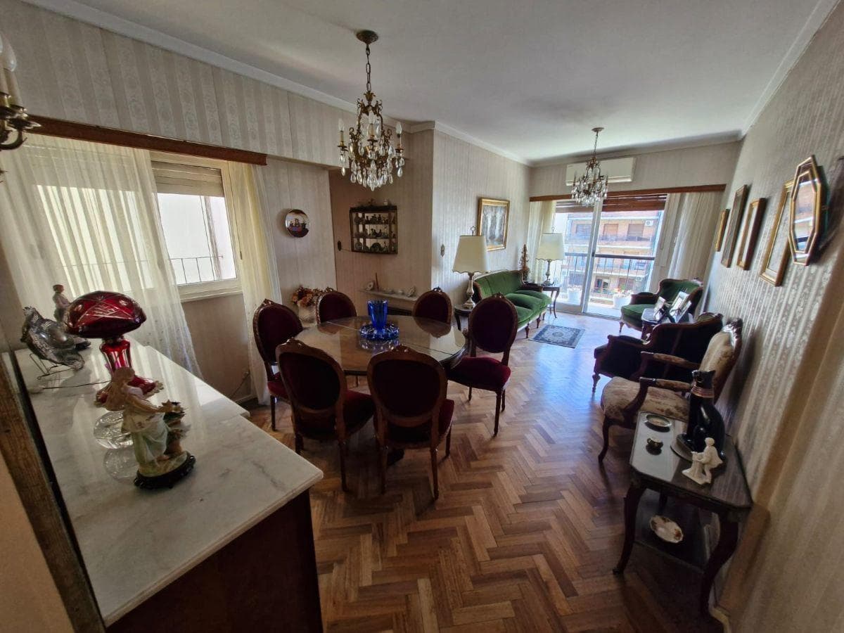 Excellent 3-room apartment with a front-facing bedroom and 2 connected balconies on Boulevard Charcas
