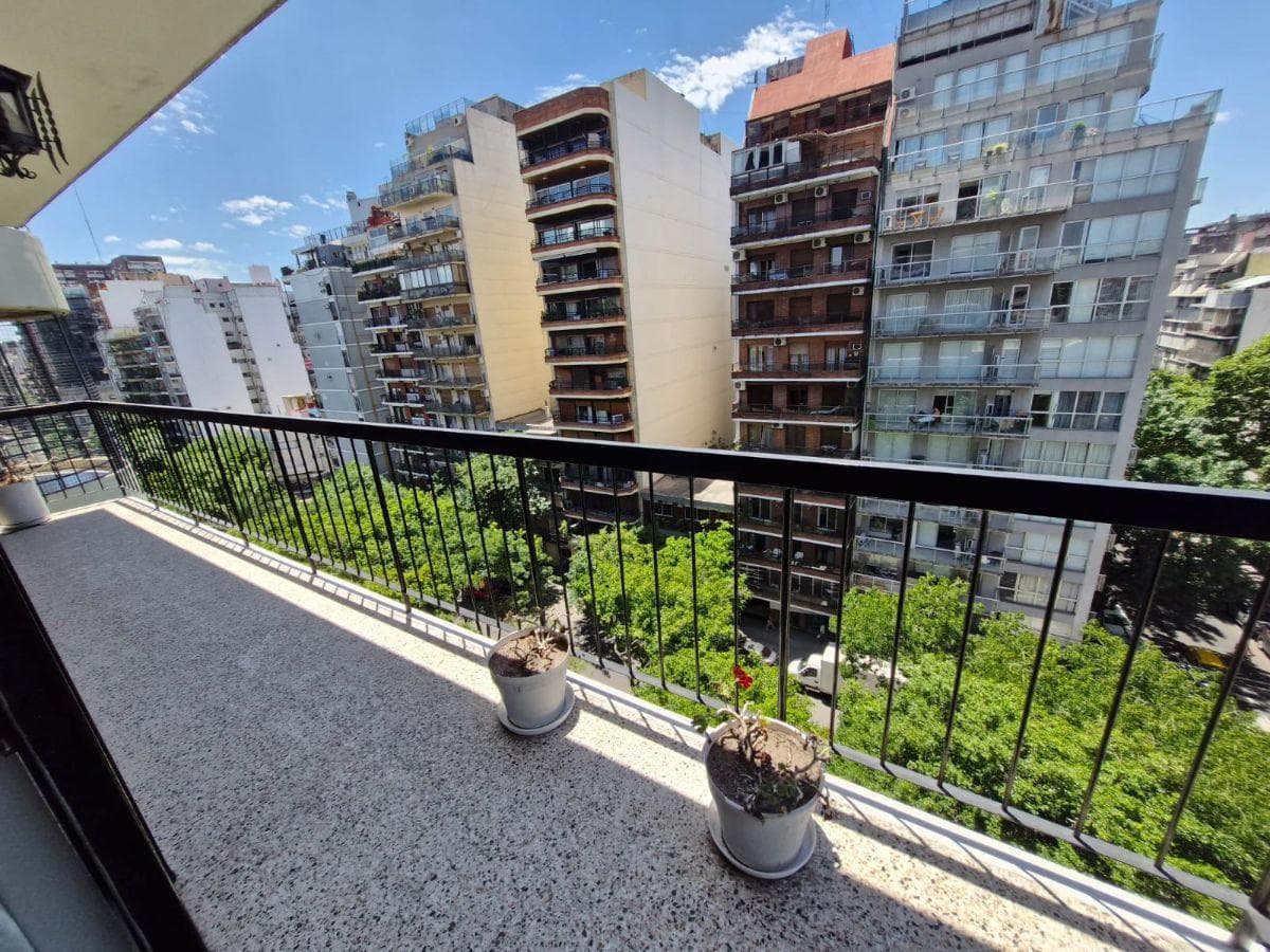 Excellent 3-room apartment with a front-facing bedroom and 2 connected balconies on Boulevard Charcas
