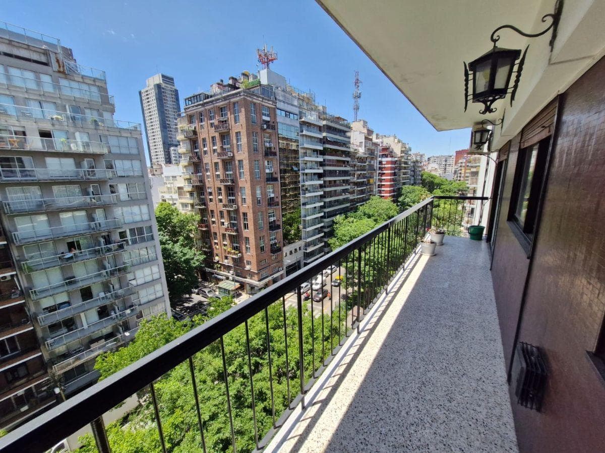 Excellent 3-room apartment with a front-facing bedroom and 2 connected balconies on Boulevard Charcas