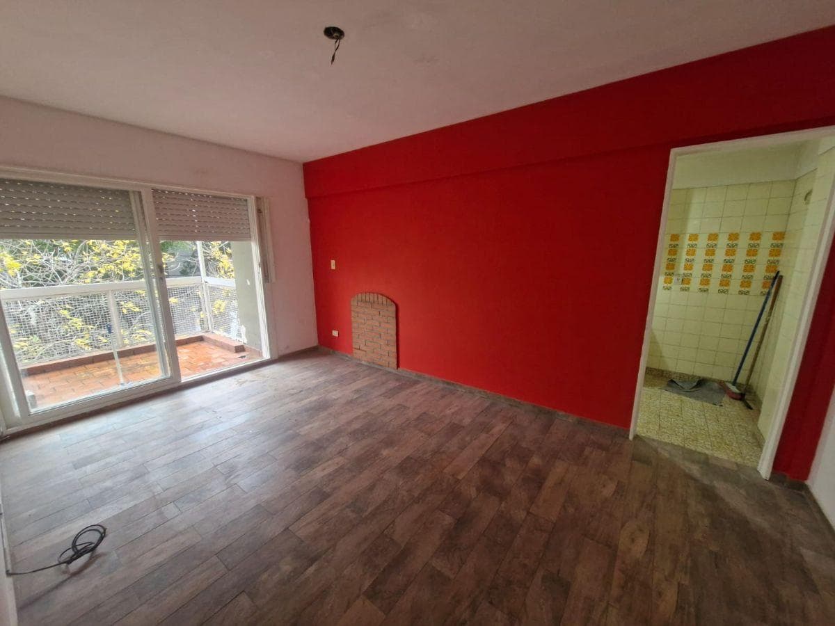 2-Room Apartment Facing the Street with a Terrace-Style Balcony