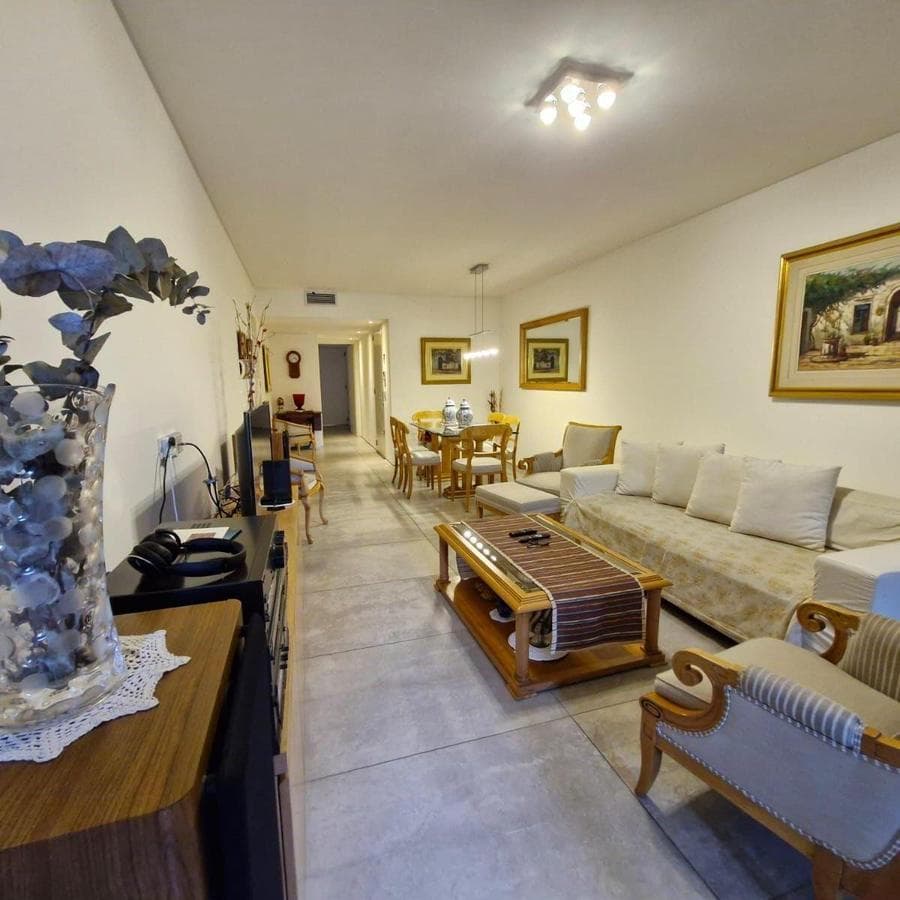 Excellent 4-bedroom apartment with 2 parking spaces, a balcony, and amenities!