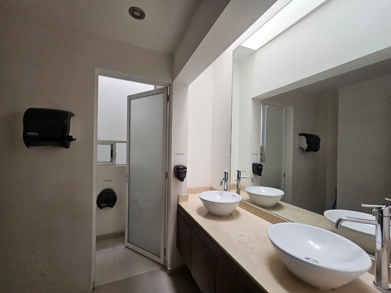 Office for rent one block from Campos Eliseos