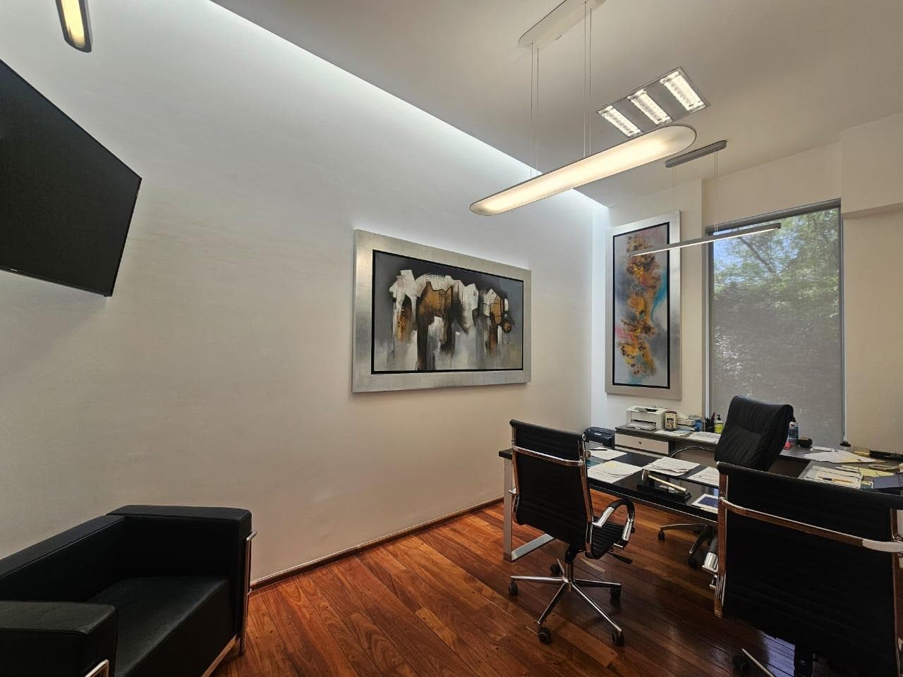 Office for rent one block from Campos Eliseos