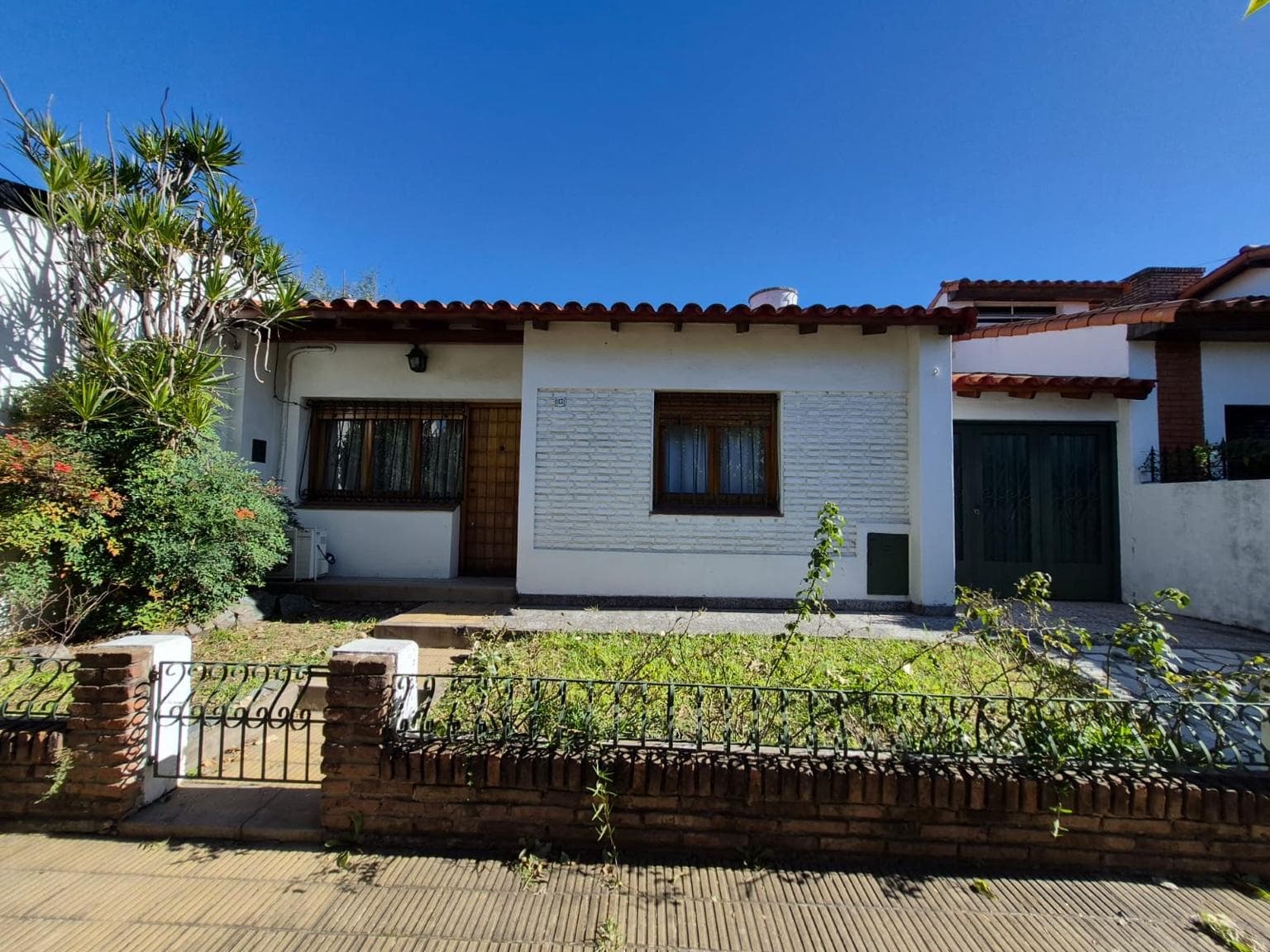 3-Room House for Sale with Garage in Banfield