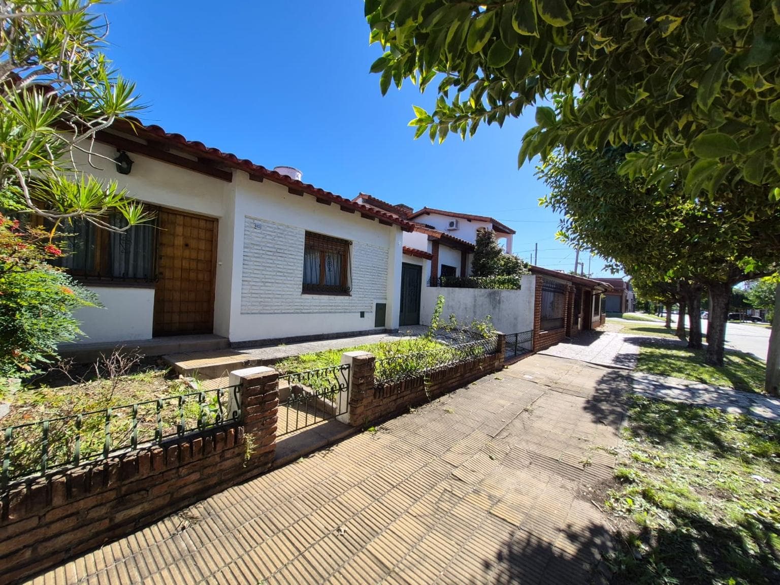 3-Room House for Sale with Garage in Banfield