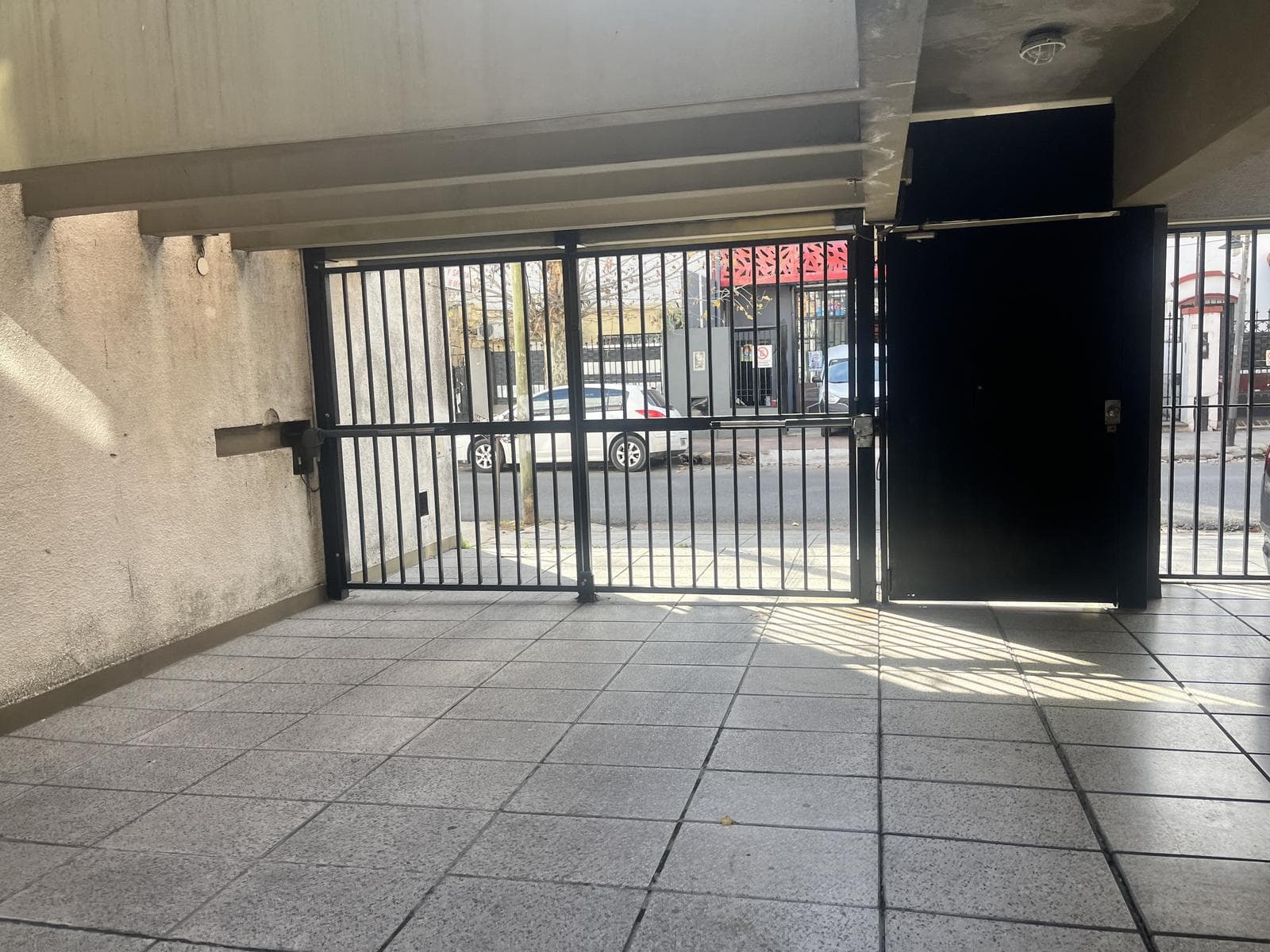 Three-room apartment for sale with a garage in downtown San Fernando.