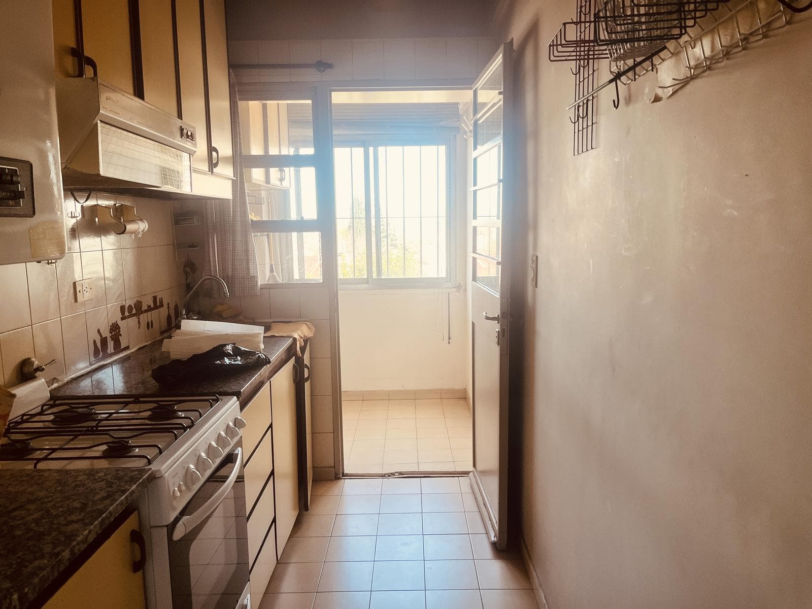 Three-room apartment for sale with a garage in downtown San Fernando.