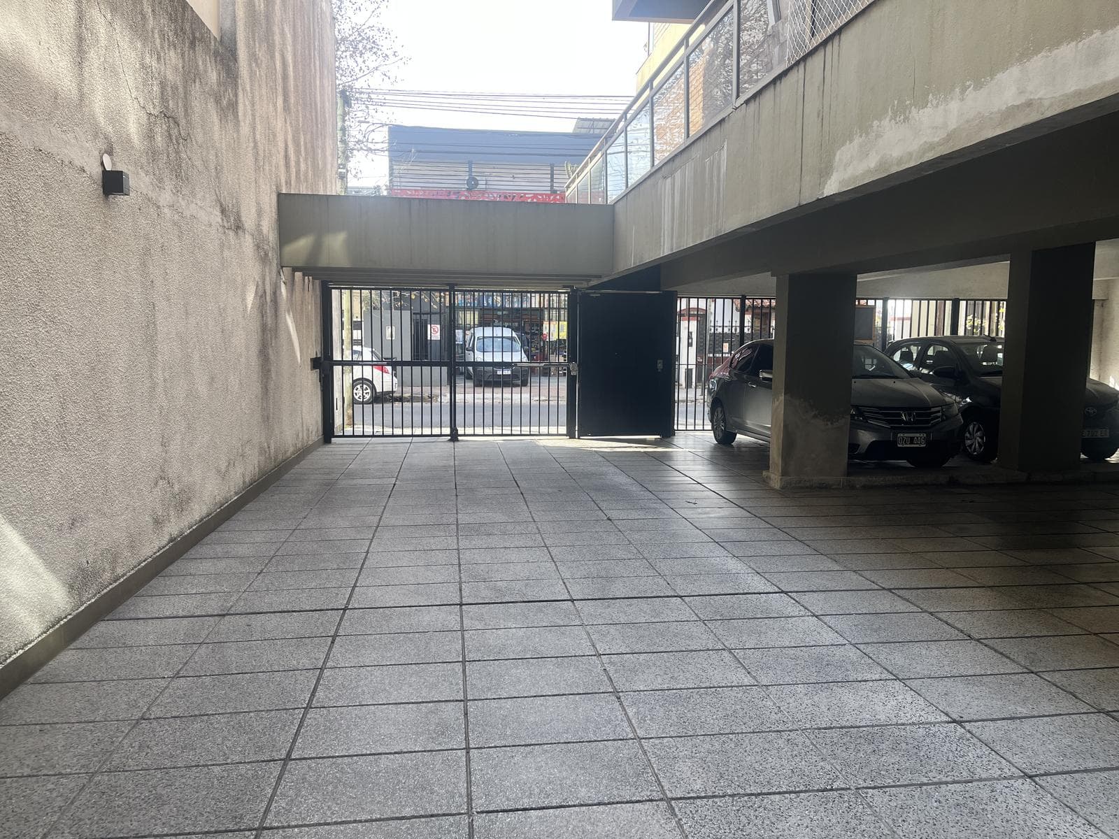 Three-room apartment for sale with a garage in downtown San Fernando.