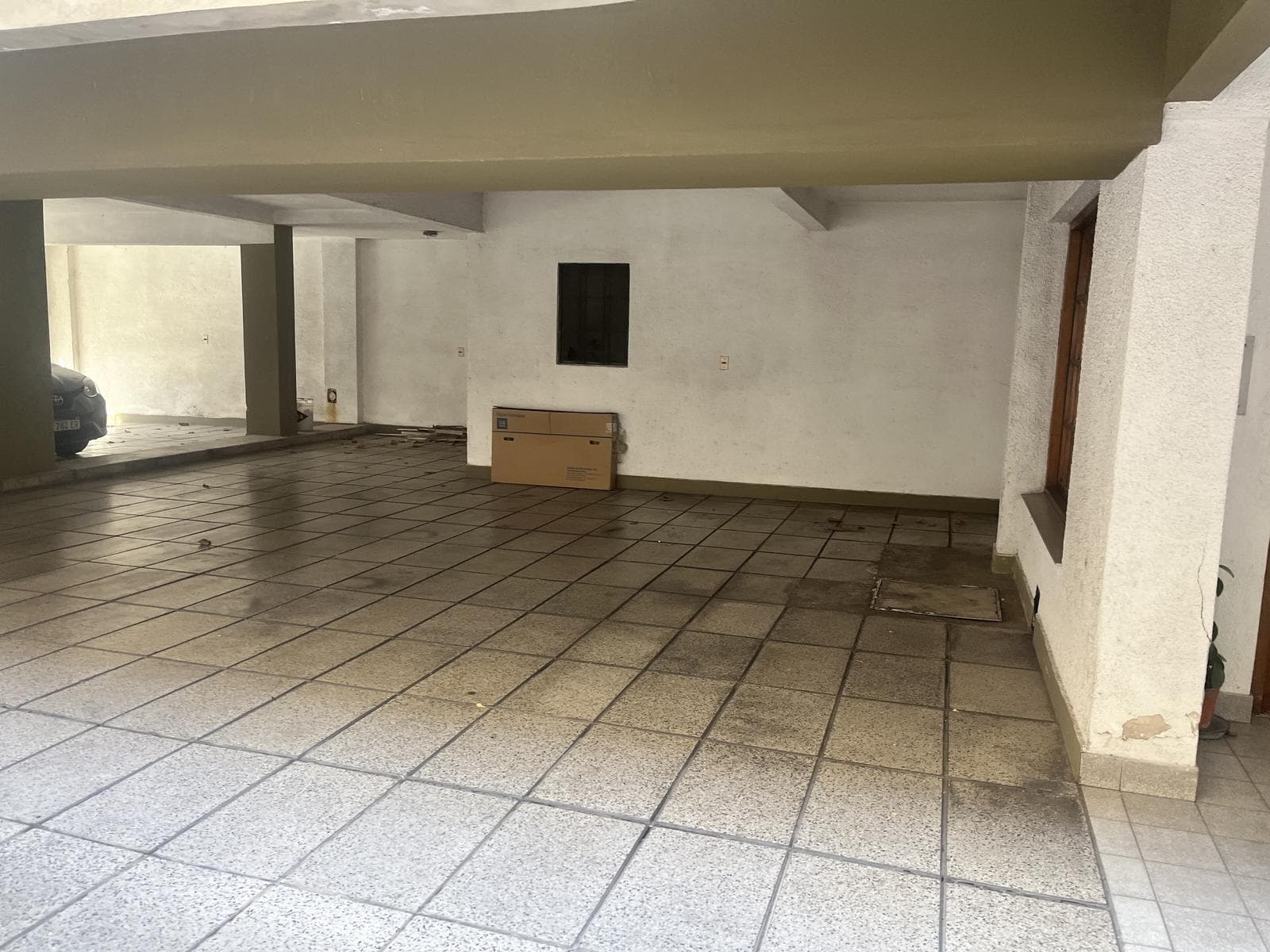 Three-room apartment for sale with a garage in downtown San Fernando.